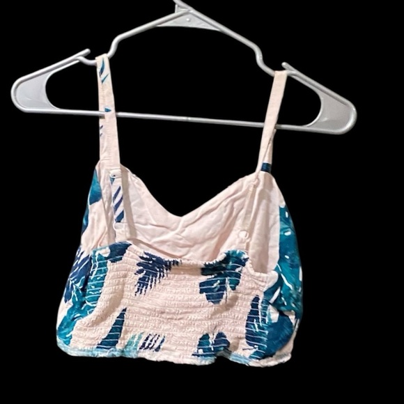 🌿 Peachy-Pink Spaghetti Strap Crop Top with Leaf Print – Feminine & Breezy 🍑 - Picture 2 of 2